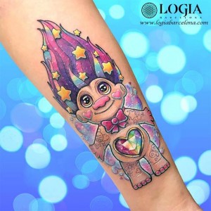 tatuaje-brazo-muñecos-trolls-logiabarcelona-lilian-raya   